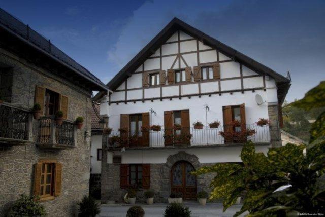 Hostal Casa Sario Jaurrieta Exterior photo